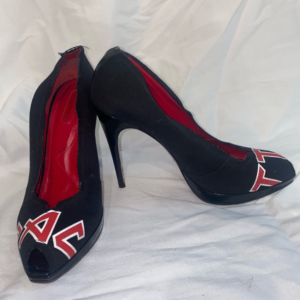 Black Cesare Paciotti pumps. Size 41 Made in Italy. Leather sole.